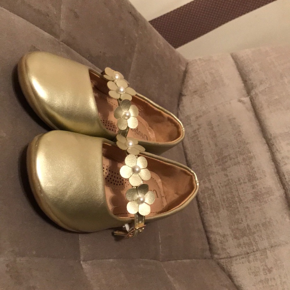 Gold flower 🌸 shoes